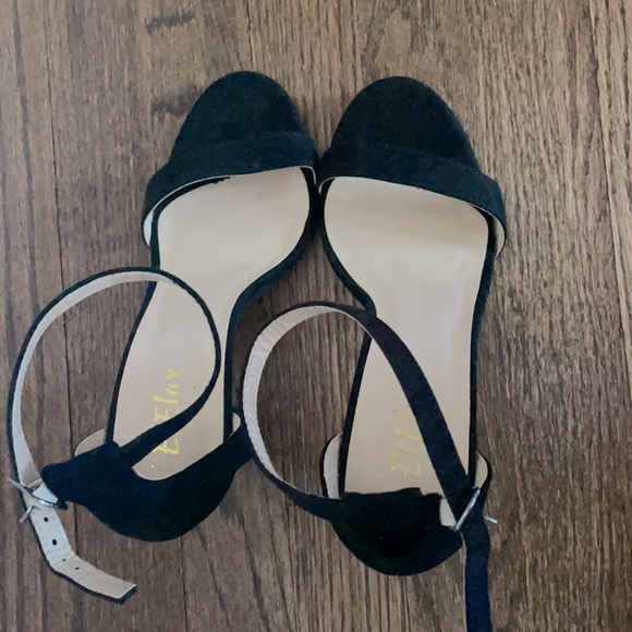 Black sued heels - Picture 2 of 3